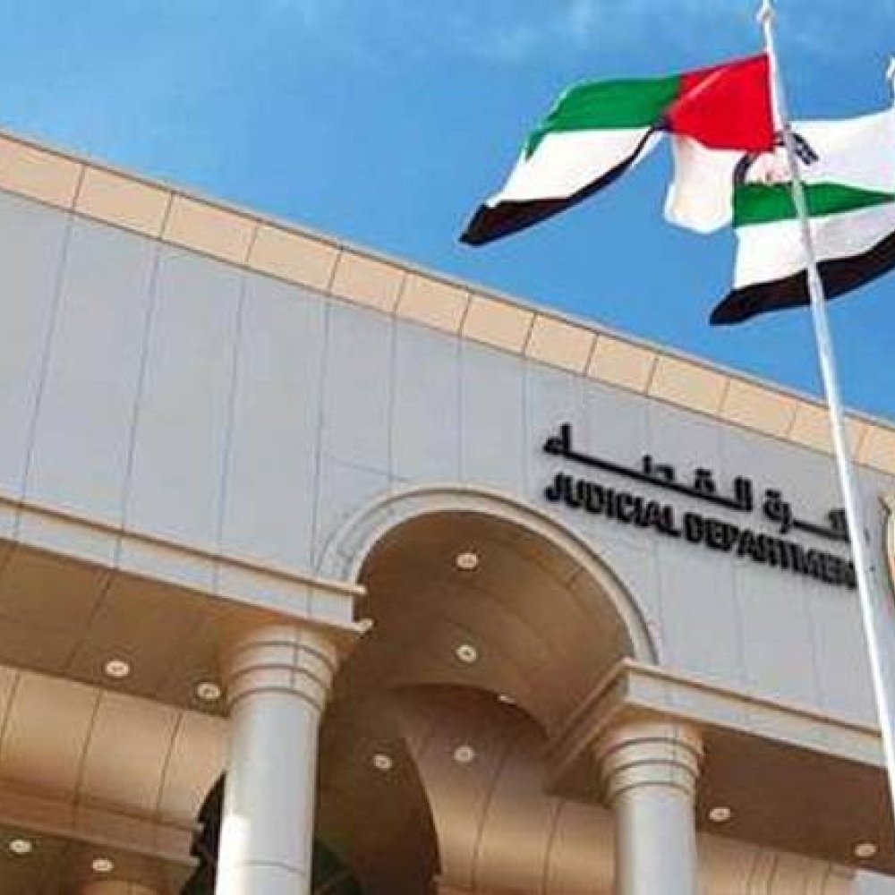 تعرف على عقوبة شابين عاكسا فتاة في مول  في الإمارات