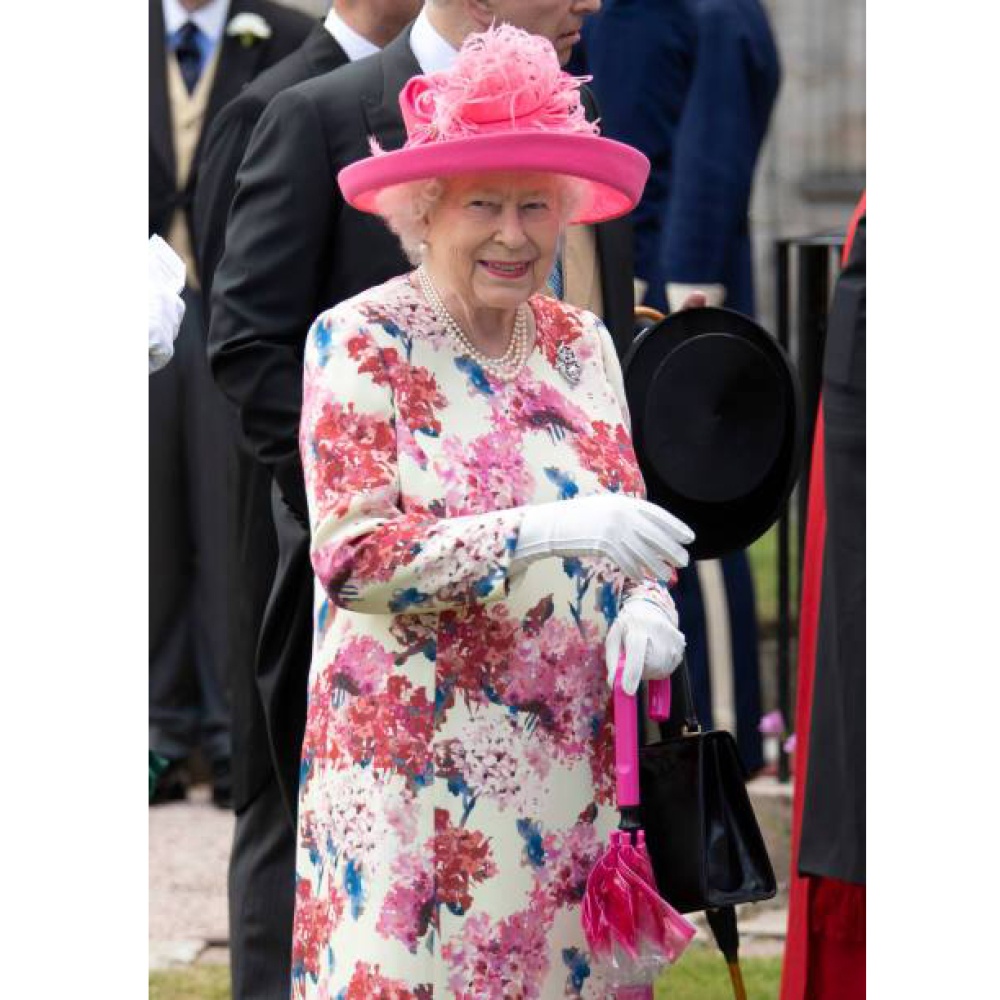 الملكة اليزابيث متألقة بنقشة الورود في حفل الحديقة السنوي بقصر هوليرود هاوس