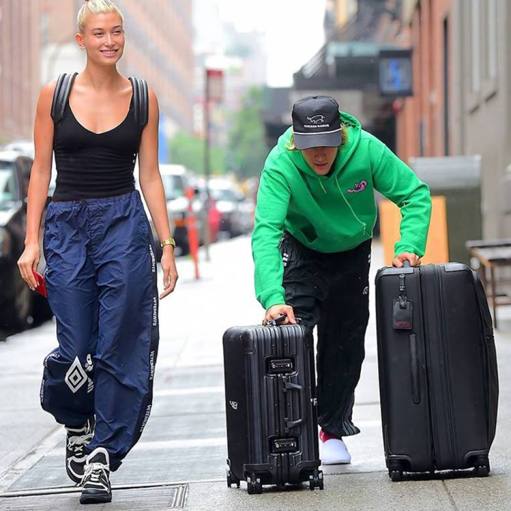 جاستن بيبر يتولى حقائب صديقته هايلي بالدوين بعد جلسة تصوير لها في نيويورك!