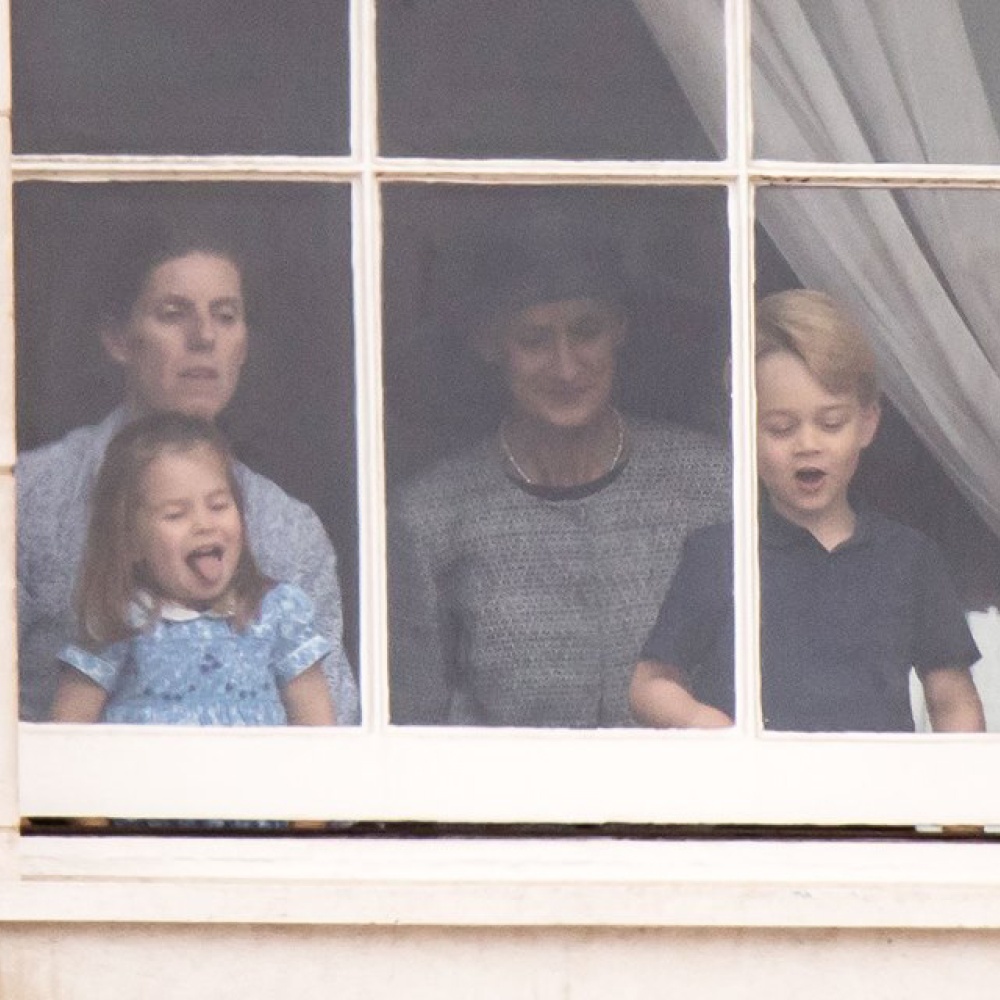 بينما يمارس والديها مهامهما الرسمية بالاحتفال بمئوية القوات الجوية، الأميرة شارلوت تلهو على طريقتها الخاصة