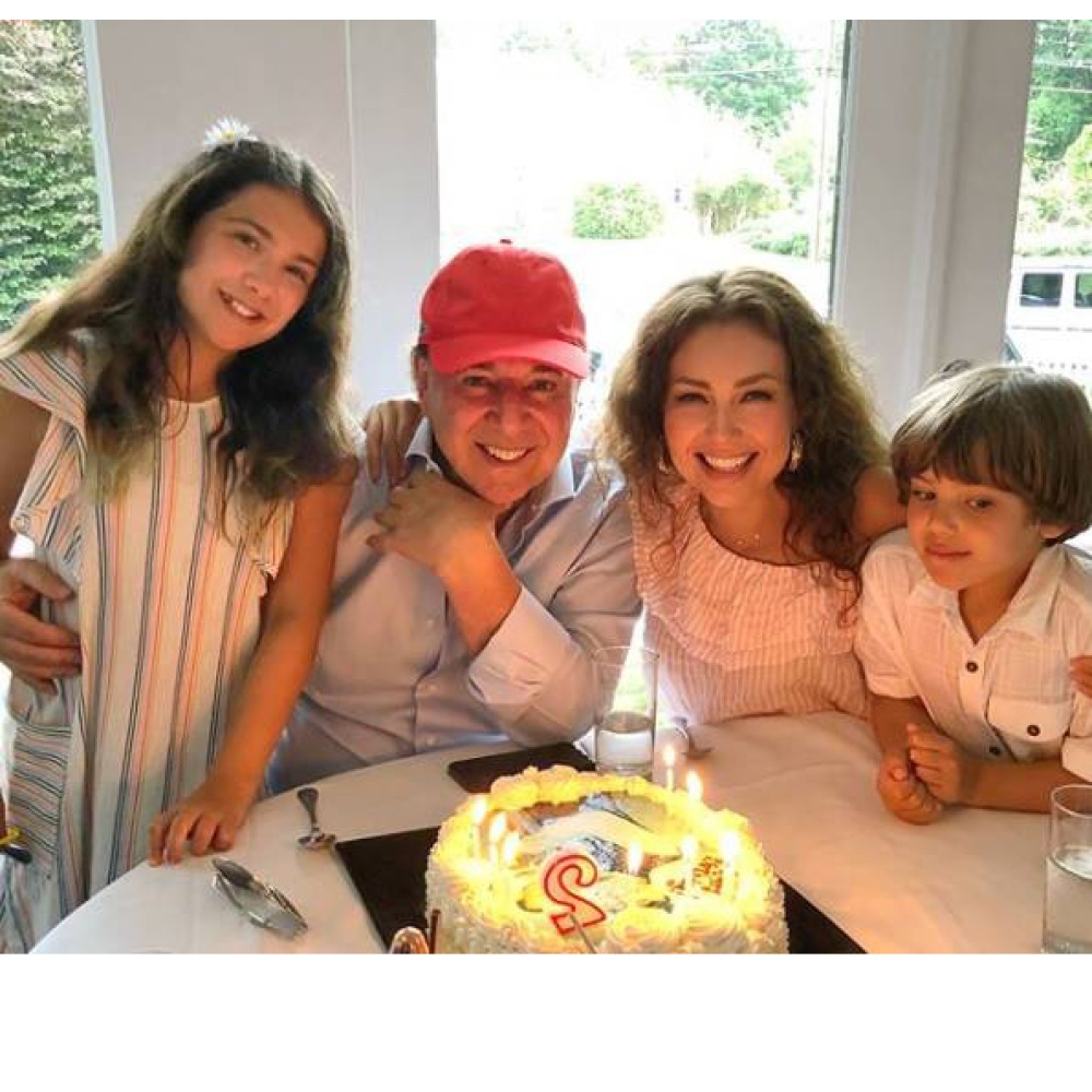 النجمة المكسيكية تاليا جميلة كعادتها خلال الاحتفال مع عائلتها بعيد ميلاد زوجها