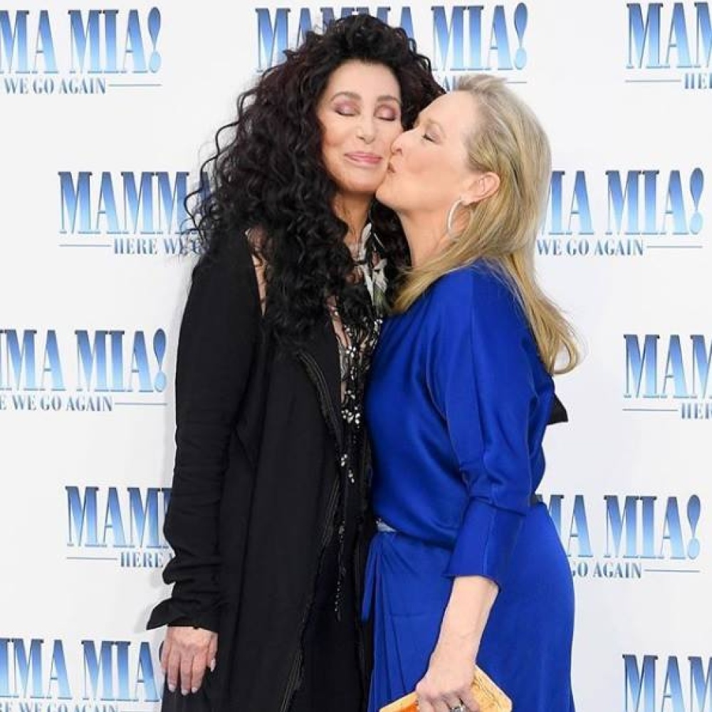 قبلة محبة جمعت العملاقتين ميريل ستريب و شير في عرض فيلم Mamma Mia! Here We Go Again