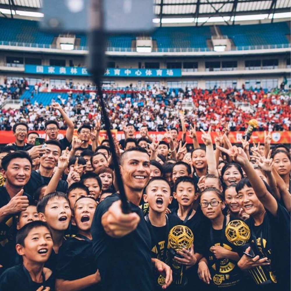 سيلفي جماعي على يد كريستيانو رونالدو مع جمهوره في بكين