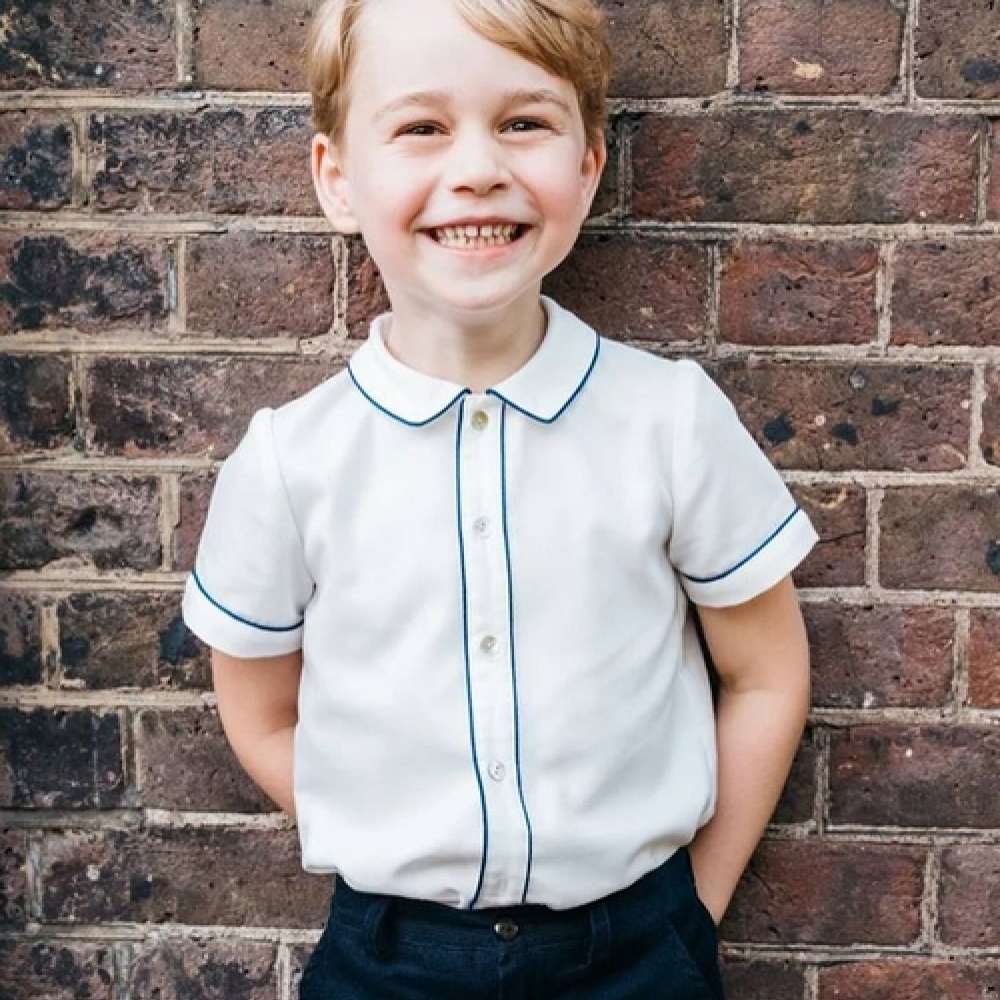 الأمير جورج يبتسم بسعادة في الصورة الرسمية لعيد ميلاده الخامس