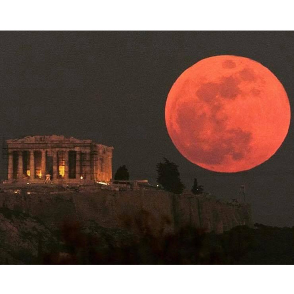 صورة مذهلة للقمر الدامي فوق أحد المواقع الأثرية في أثينا