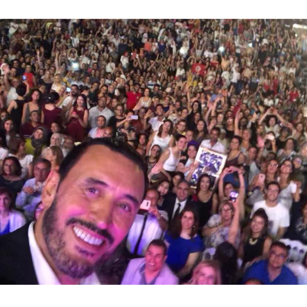 سيلفي لكاظم الساهر مع جمهوره في مهرجان قرطاج