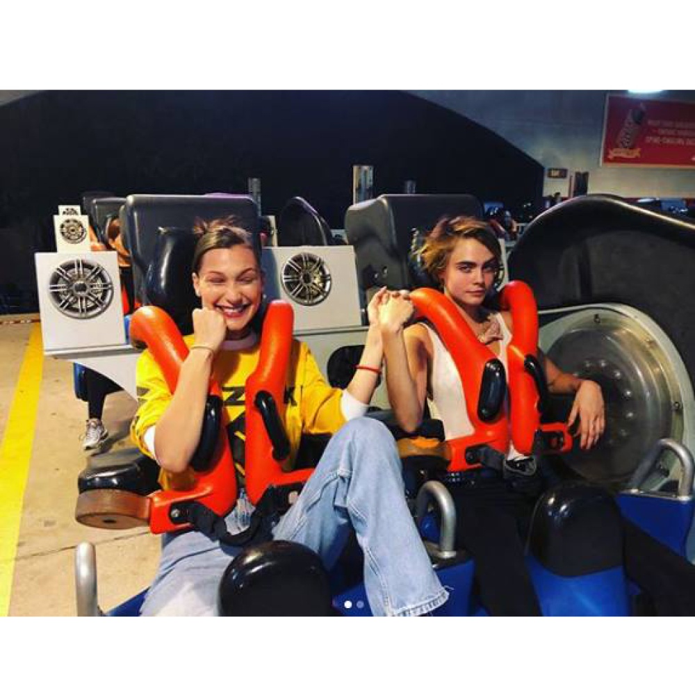 بيلا حديد وكارا ديليفينج في مغامرة جديدة في مدينة الملاهي