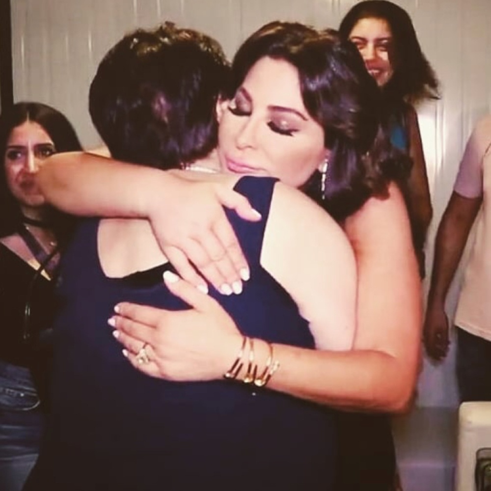 إليسا تنشر صورة مميزة وهي تحتضن والدتها مع تعليق"أمي كل حياتي" 