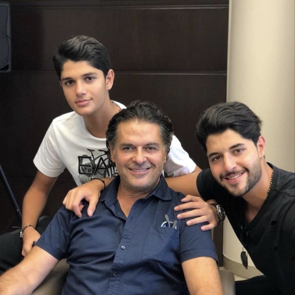 راغب علامة ينشر صورة مميزة له بين نجليه خالد ولؤي مع تعليق "الكمال بكل بساطة"