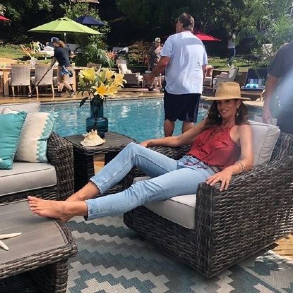 سندي كروفورد تدخل أجواء الاسترخاء الصيفية بجلسة مريحة حول بركة السباحة