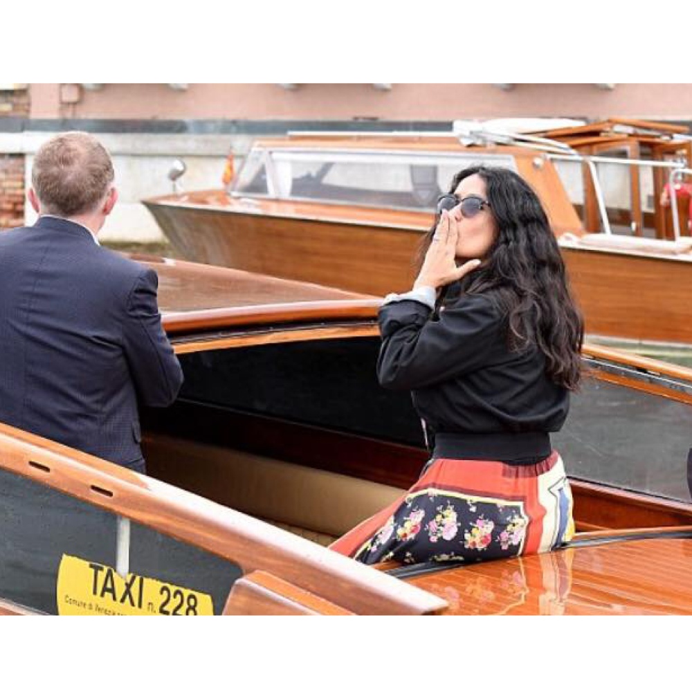 سلمى حايك لحظة وصولها لفينيسيا مع زوجها لحضور فعاليات مهرجان فينيسيا السينمائي