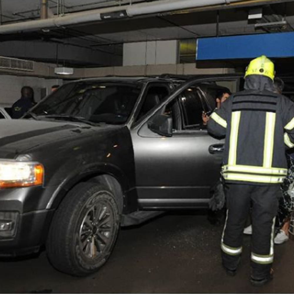 شرطة أبوظبي تنقذ طفلة حشرت في مركبة ذويها 