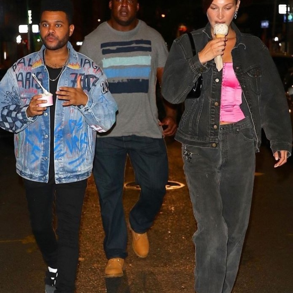 بيلا حديد مستمتعة بتناول المثلجات مع The weekend بعد انتهائها من عروض الأزياء في نيويورك
