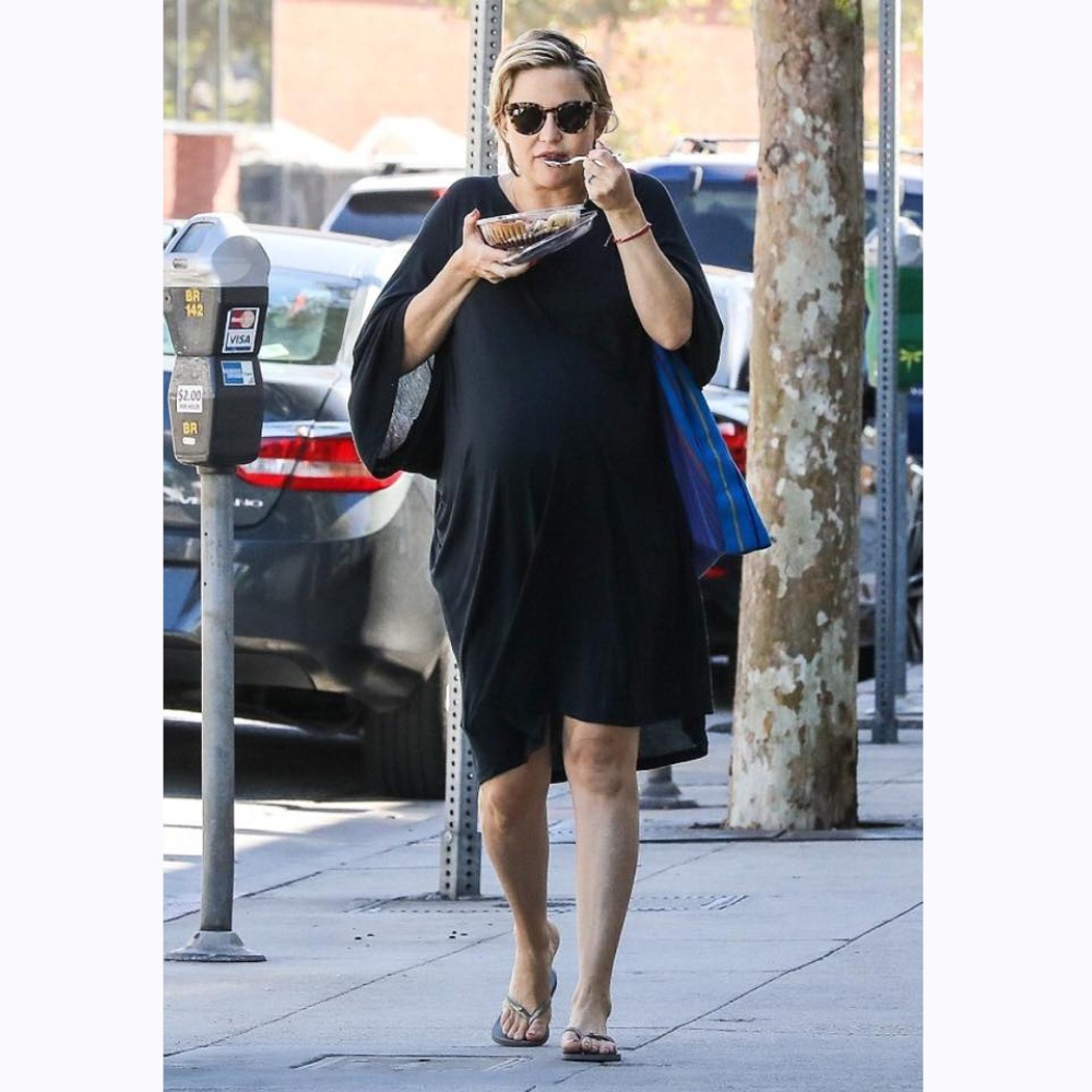 يبدو أن كيت هدسون لا تستطيع الانتظار طويلاً لتناول الطعام!