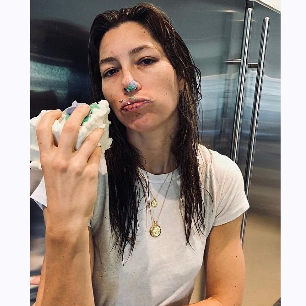 جيسيكا بييل لا تشعر بالذنب بعد تناولها لقطعة كيك كبيرة !