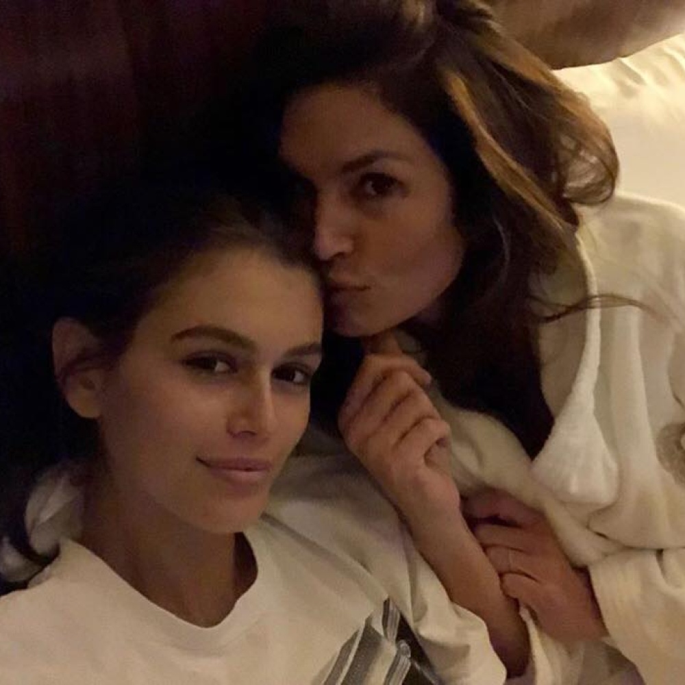 سيندي كروفرد تجتمتع مع ابنتها كايا خلال أسبوع الموضة في ميلانو