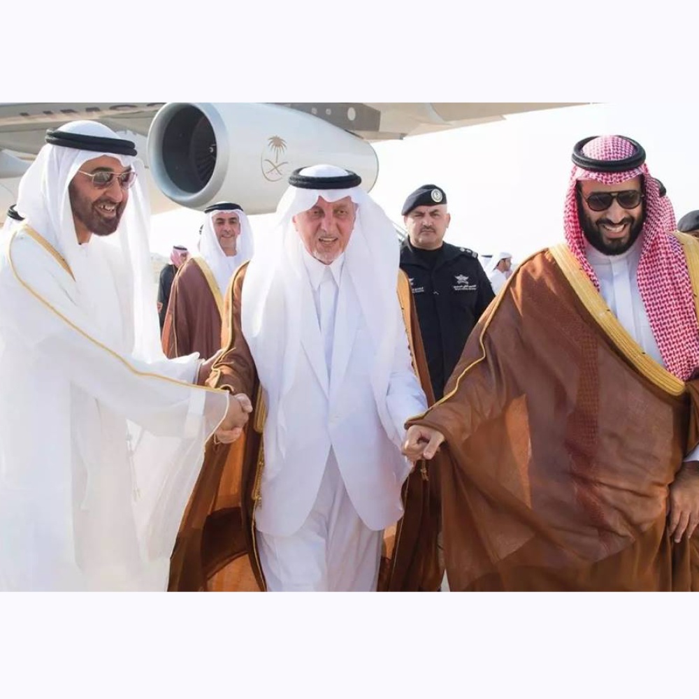 لقطة مميزة تجمع ولي العهد السعودي والشيخ محمد بن زايد مع الأمير خالد الفيصل في ختام مهرجان الهجن