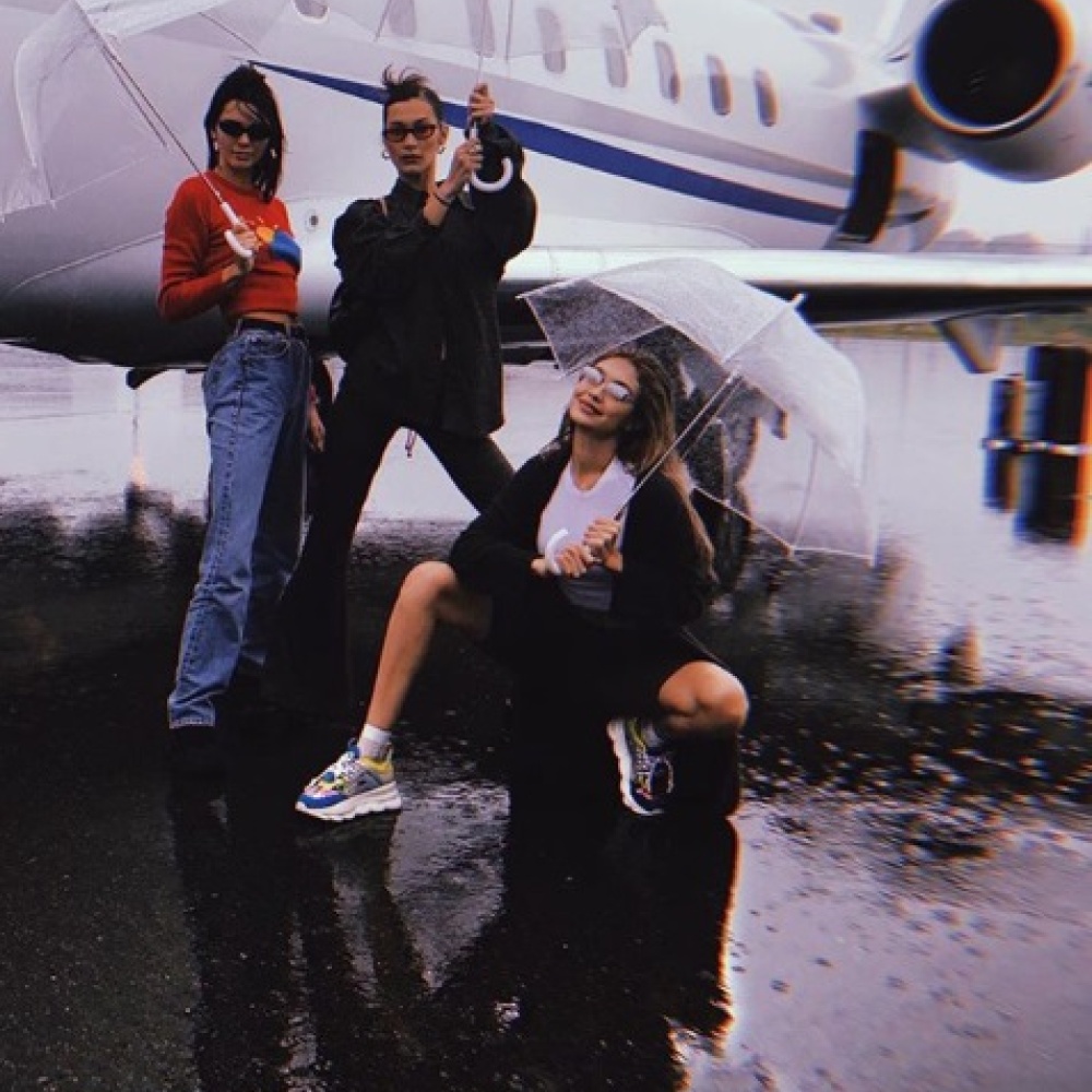 جيجي وبيلا حديد مع كيندال جينر في وداع ميلانو بختام أسبوع الموضة 