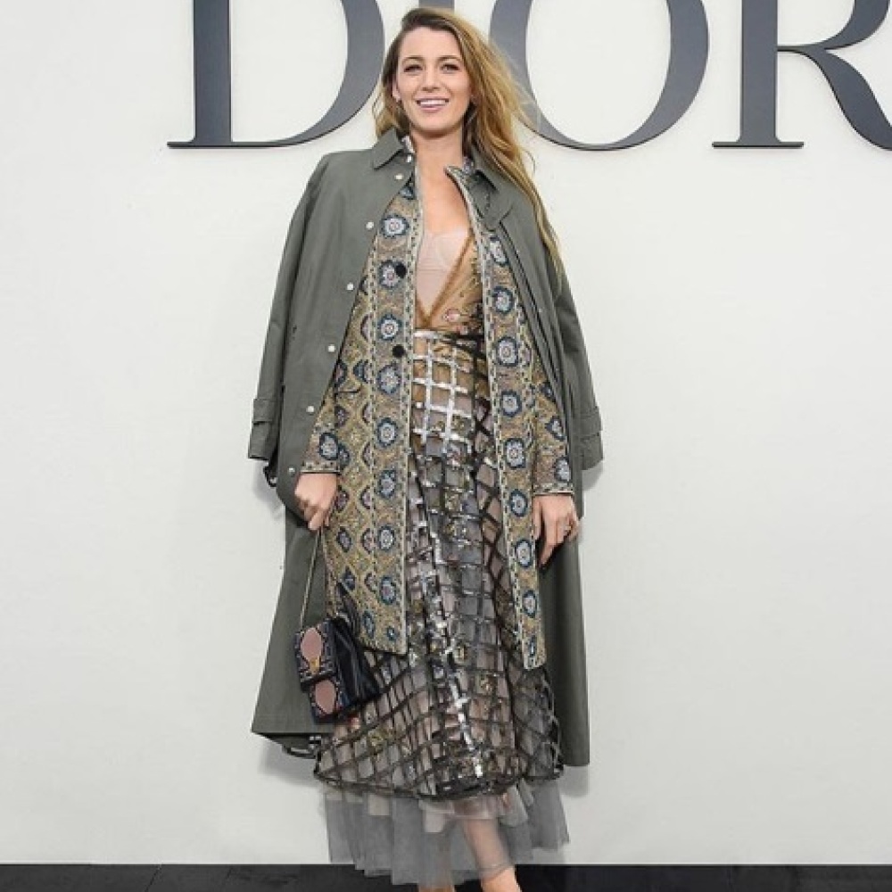 بليك ليفلي بإطلالة متميزة كعادتها خلال حضورها عرض أزياء ديور في باريس 