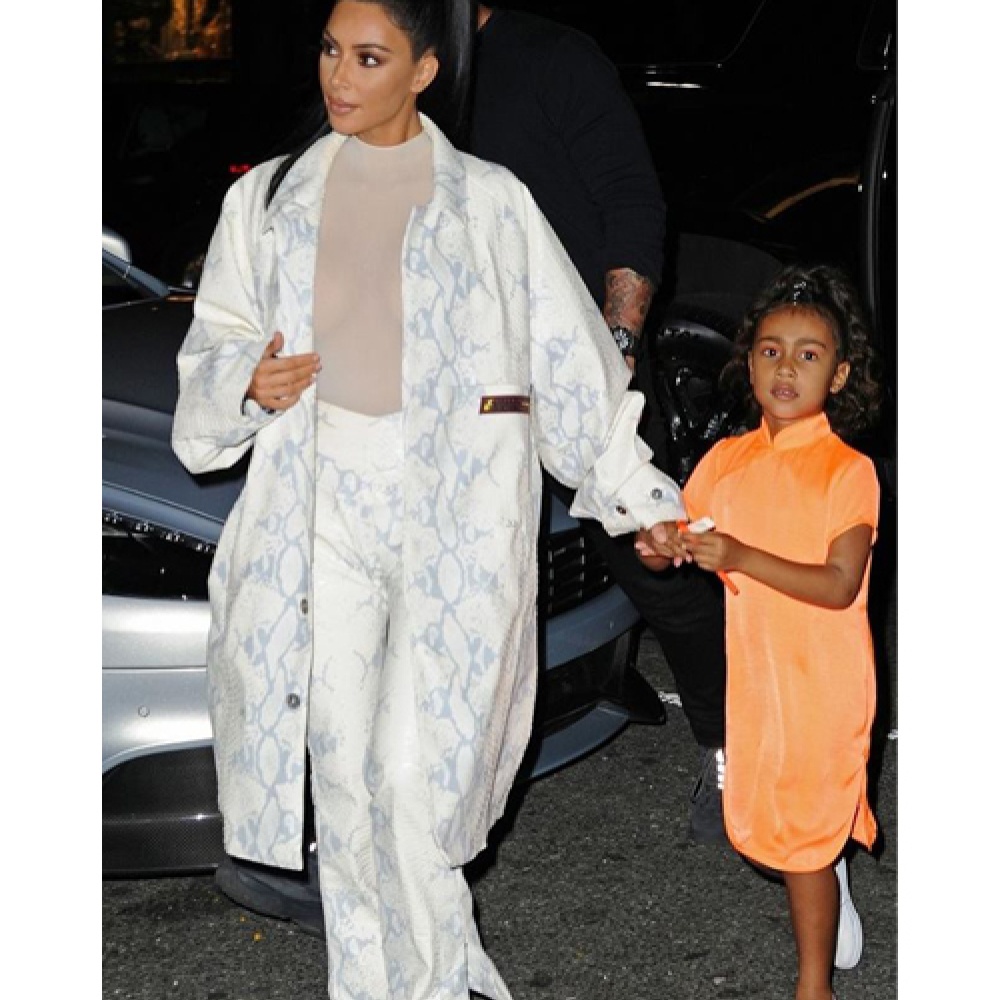 كيم كاردشيان وابنتها نورث بكامل أناقتهما خلال توجههما لتناول العشاء في نيويورك