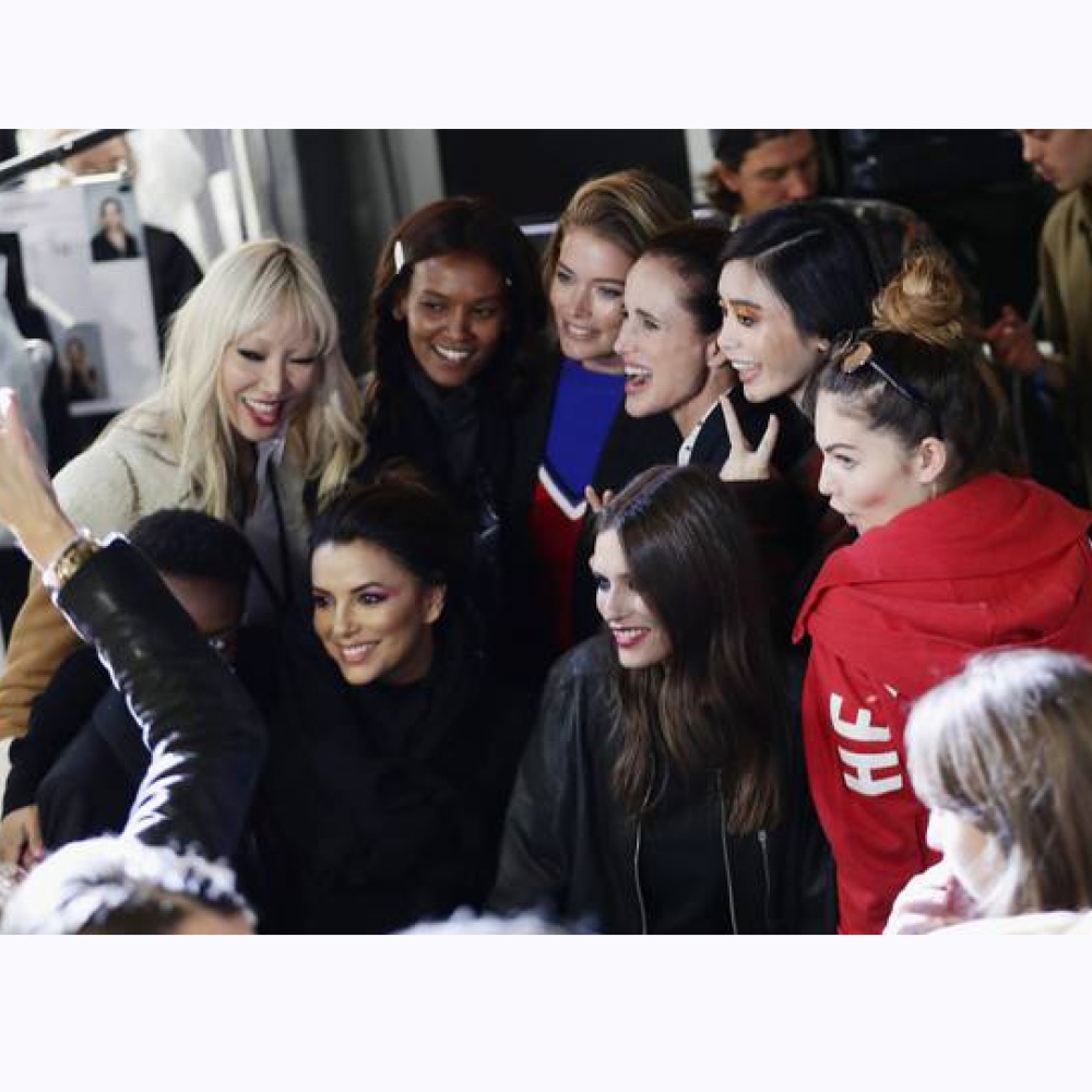إيفا لونغوريا مع مجموعة من النجمات وعارضات الأزياء خلال عرض Le Defile L'Oreal في باريس