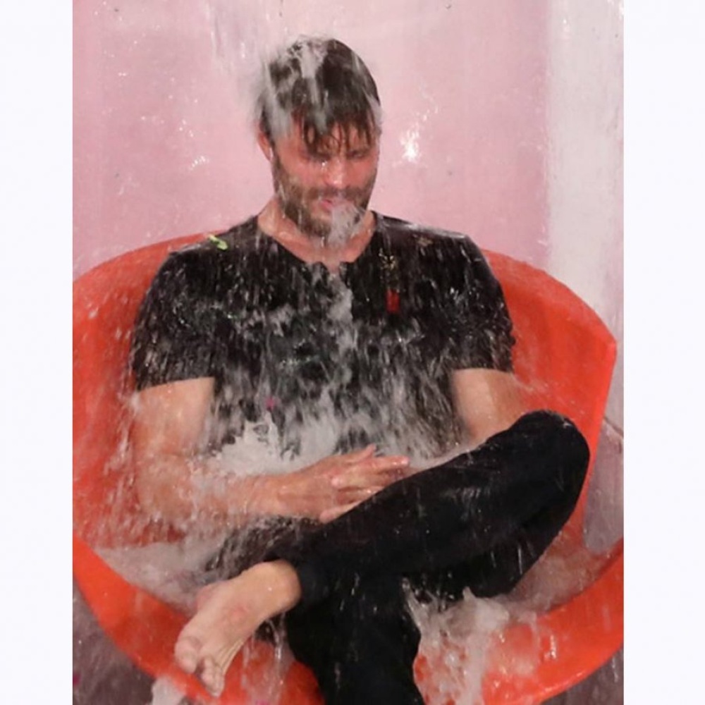 جيمي دورنان لحظة تبلله بالماء في تحدي خيري خلال استضافته في برنامج Ellen show