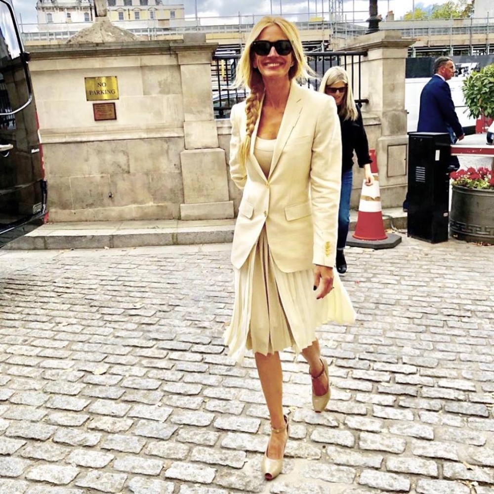 جوليا روبرتس تخطف الأنظار بابتسامتها وأناقتها في شوارع لندن