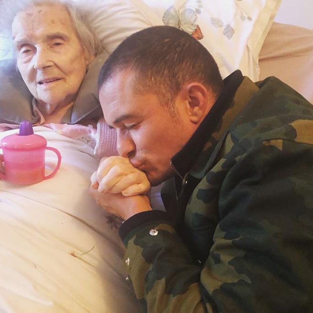 صورة تحمل معاني الحب للنجم أورلاندو بلوم مع جدته على فراش المرض