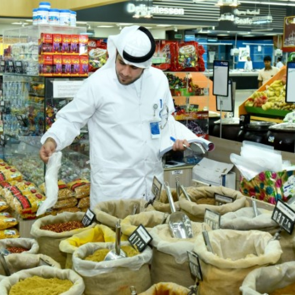 تعرف على 49 شائعة غذائية انتشرت في الإمارات