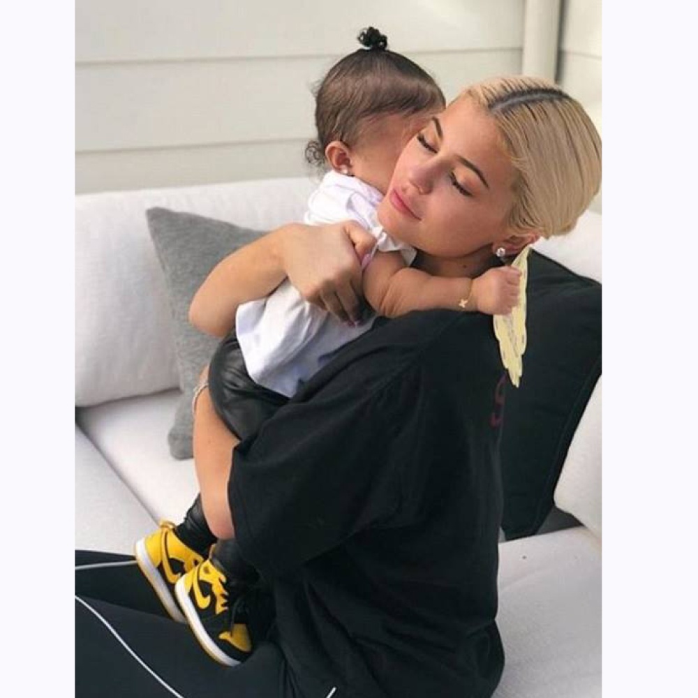 صورة تجسد معاني الأمومة وسعادة كايلي جينر بمرور 8 أشهر على ولادة ابنتها ستورمي