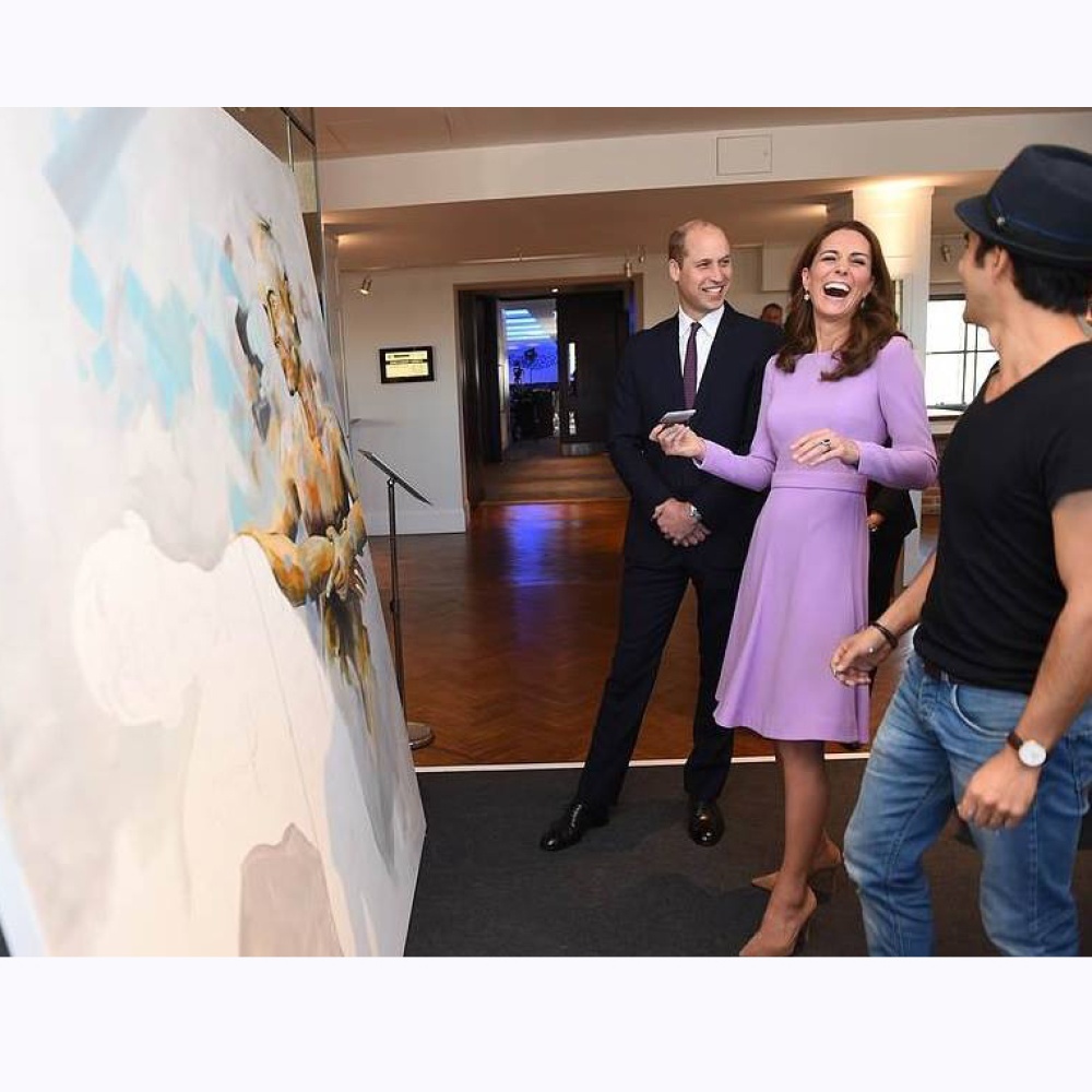 كيت ميدلتون غارقة في الضحك خلال مهمتها الملكية بعد إضافتها للمسة فنية على إحدى اللوحات في القمة الصحية