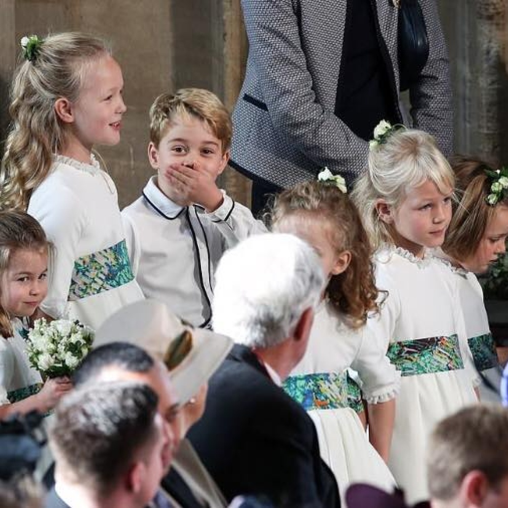 لقطة ظريفة للأمير جورج محاولا اخفاء ابتسامته خلال الزفاف الملكي