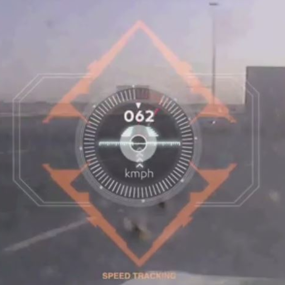 بالفيديو..شرطة دبي تنقذ مواطناً تعطل مثبت سرعة سيارته