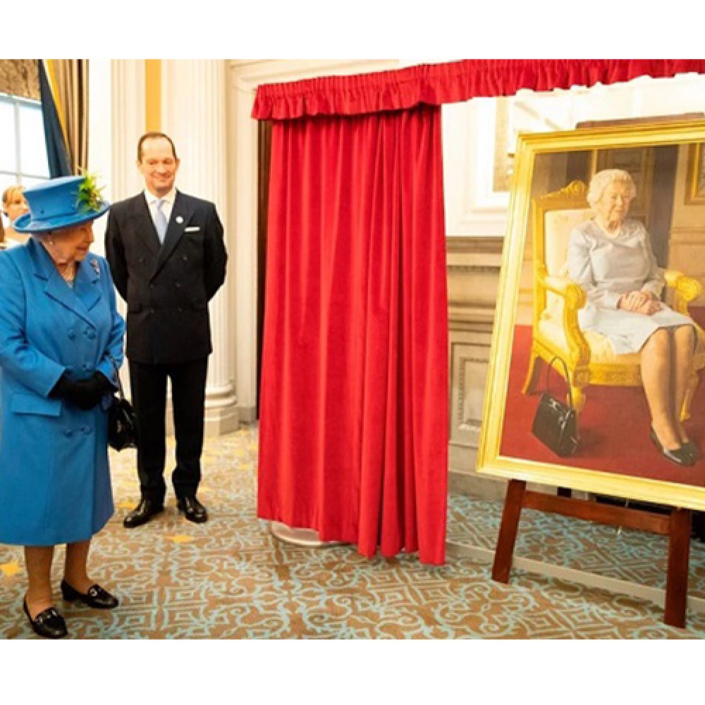 الملكة اليزابيث تكشف عن لوحة بورتريه لها في نادي سلاح الجو الملكي بمناسبة الاحتفال بعامه الـ 100