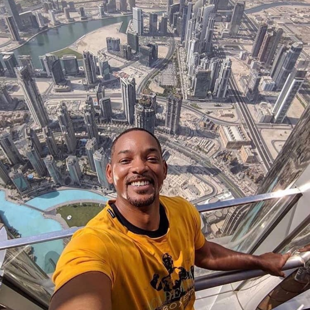 ويل سميث بصورة سيلفي من برج خليفة في دبي