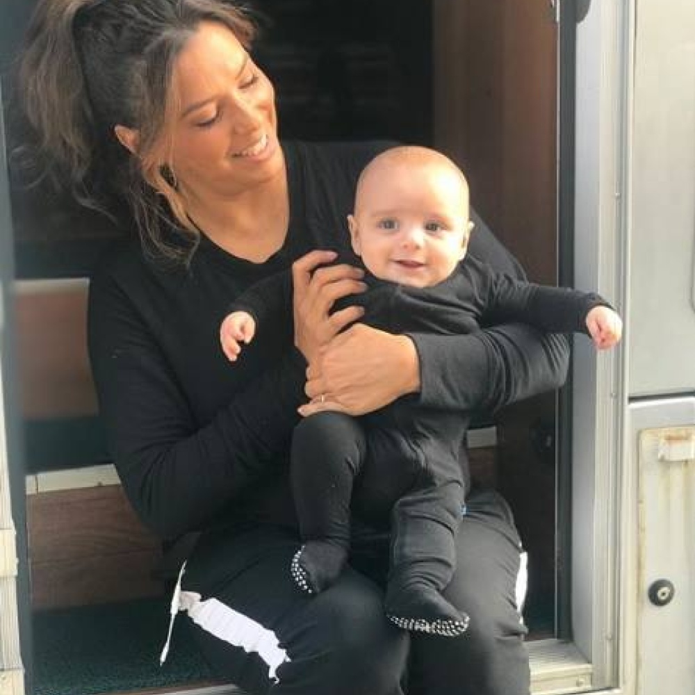 إيفا لونغوريا تشارك متابعيها صورة مع طفلها سانتياغو بأناقة متطابقة بالأسود