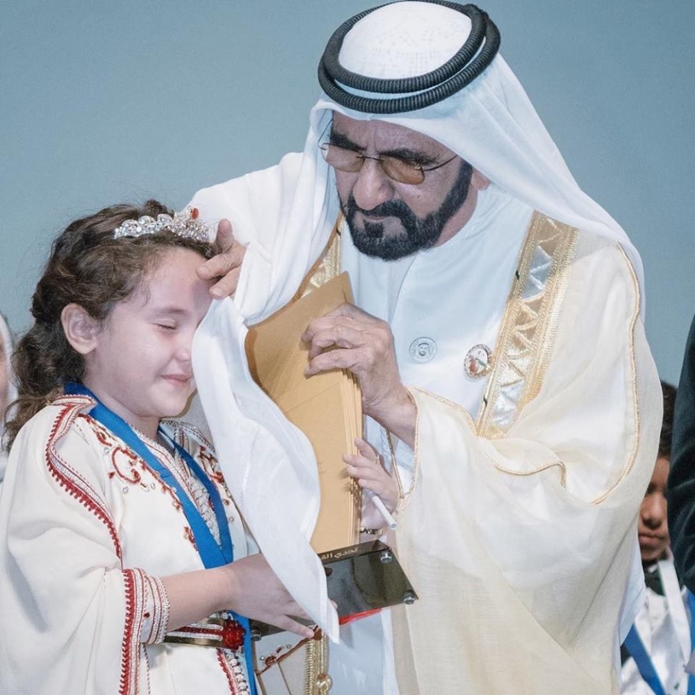 الشيخ محمد بن راشد يمسح بغترته دموع الطفلة المغربية مريم أمجون الفائزة في تحدي القراءة العربي