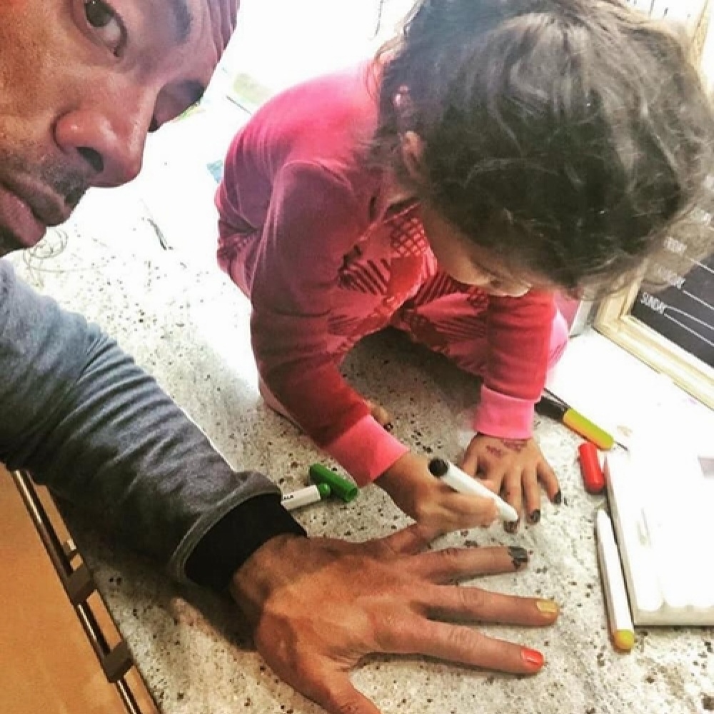 ذا روك The Rocck ينشر صورة ظريفة مع ابنته التي تقوم بتلوين أظافره