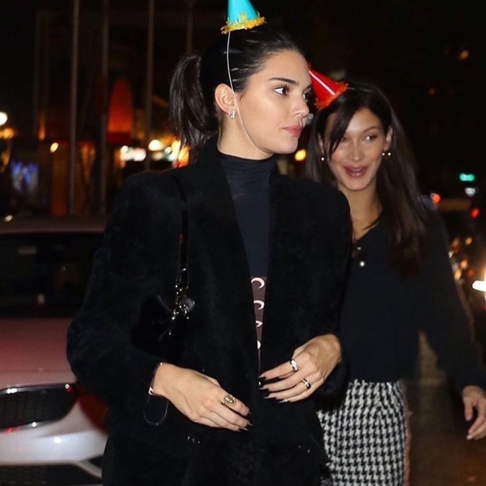 كيندال جينر تحتفل بعيد ميلادها ال ٢٣ أمس مع بيلا حديد بسهرة كاريوكي! 