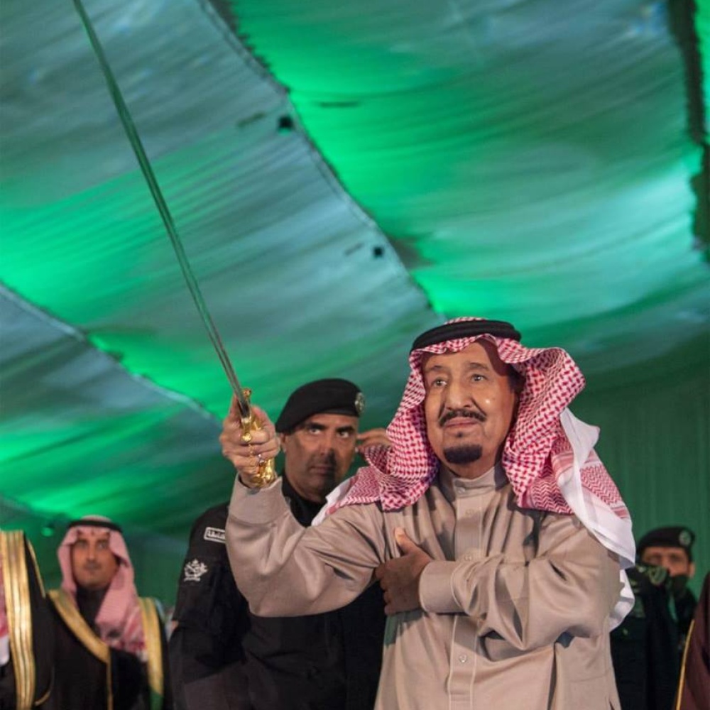 الملك سلمان يشارك بالعرضة السعودية خلال حفل استقباله في تبوك أمس