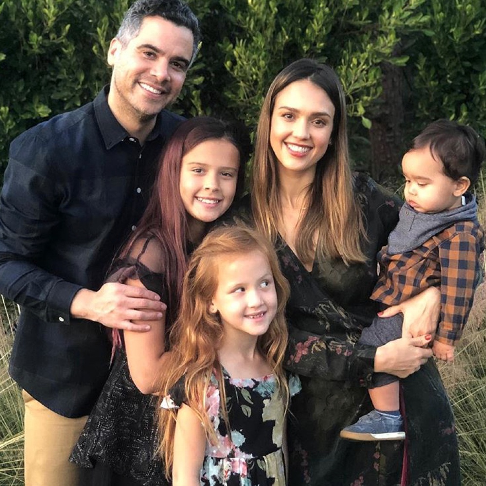جيسيكا ألبا في صورة عائلية جميلة مع زوجها وأطفالها