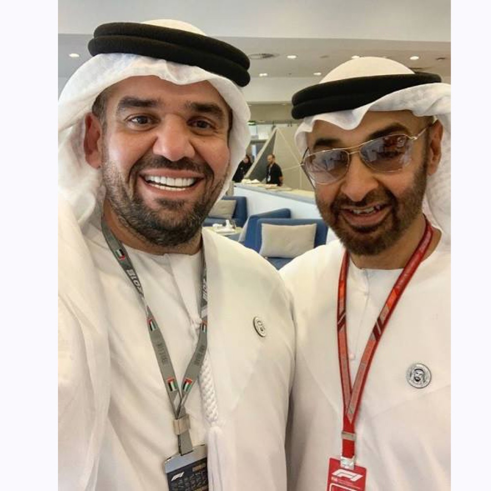 الشيخ محمد بن زايد في صورة باسمة مع حسين الجسمي خلال فعاليات سباق فورمولا 1 في أبوظبي