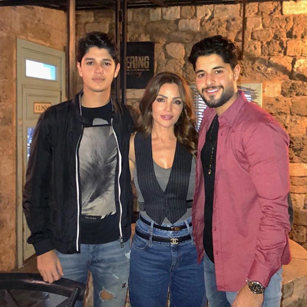 خالد ابن الفنان راغب علامة ينشر صورة مع شقيقه لؤي ووالدتهما جيهان ويشبهها بالأخت! 