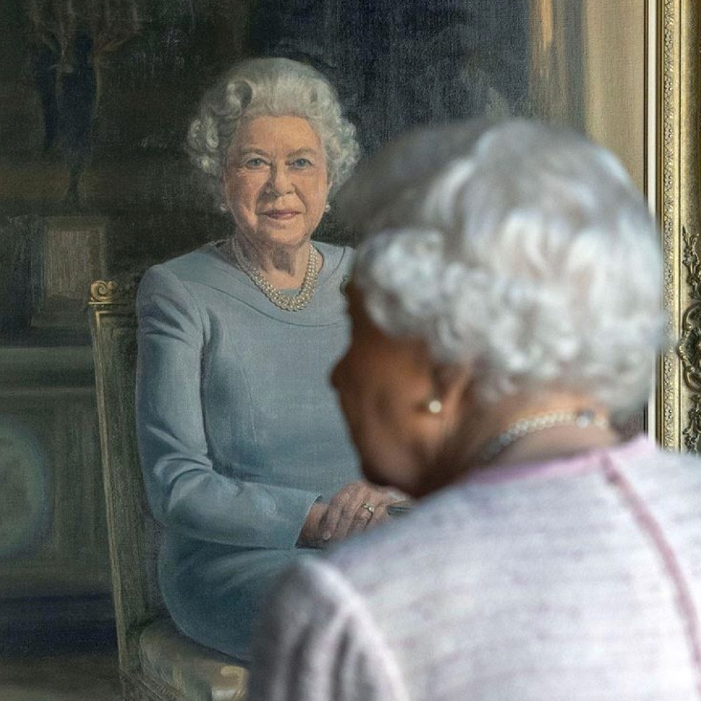 الملكة إليزابيث تشاهد رسم بورتريه جديد لها في قلعة وندسور اليوم
