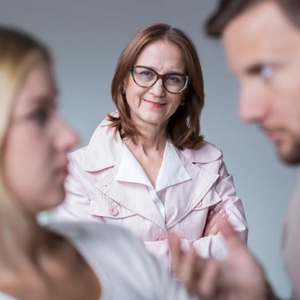 كيف تتعامل الزوجة مع حماتها المتسلطة