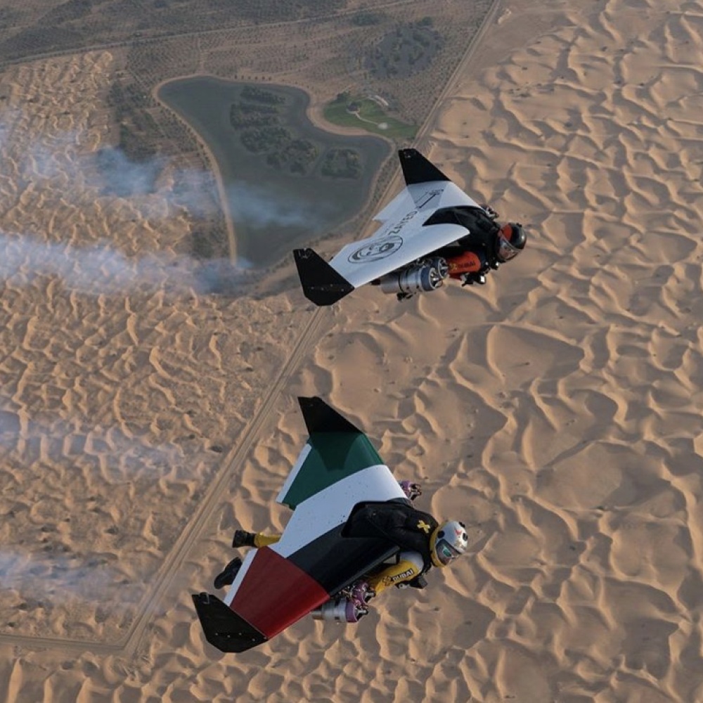 فزاع ينثر حبه على الإمارات جواً في اليوم الوطني الإماراتي ٤٧