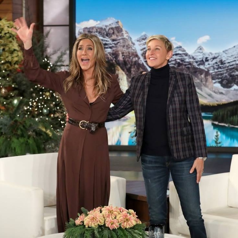 صورة طريفة لجنيفير أنيستون خلال استضافتها في برنامج "ELLEN" 