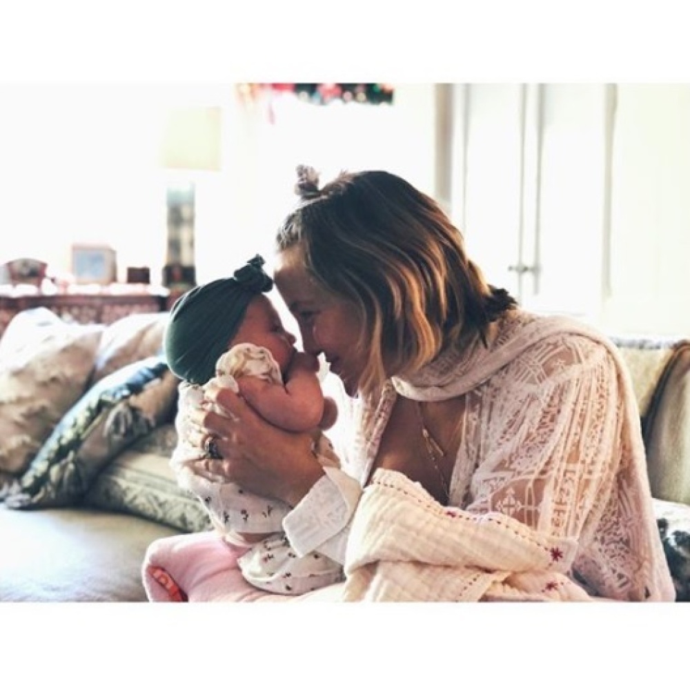 كيت هدسون تبهج قلوب متابعيها بصورة لطيفة مع مولودتها 