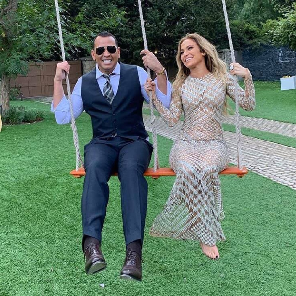 يبدو أن حيوية جينيفر لوبيز تعيد صديقها أليكس لمرحلة الطفولة