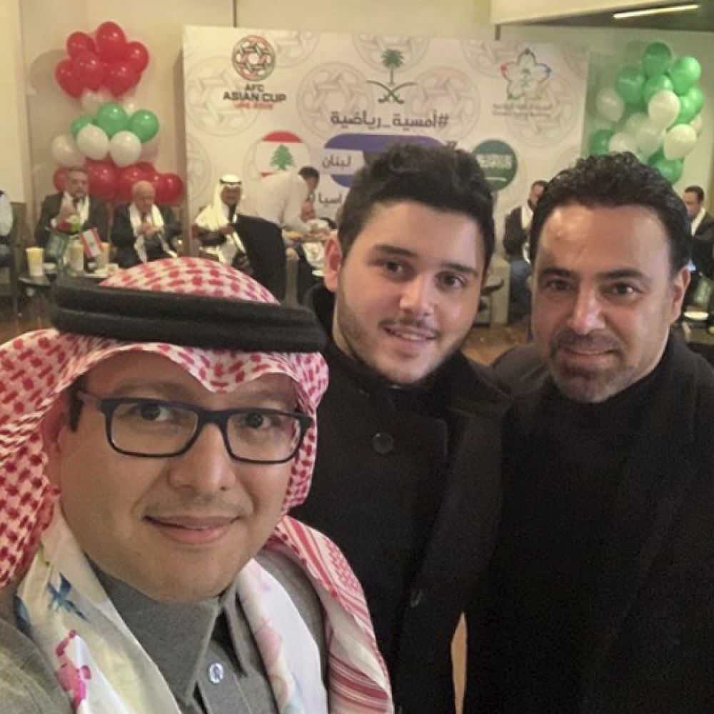وليد بخاري سفير المملكة في لبنان مع عاصي الحلاني وابنه لمتابعة مباراة السعودية ولبنان 